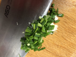 9、丝瓜蛋汤,葱花切好备用