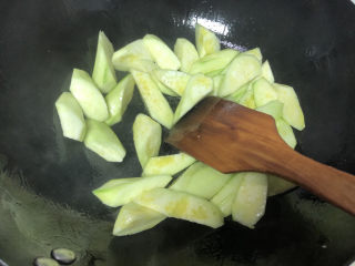 10、丝瓜蛋汤,热锅冷油下丝瓜煸炒至丝瓜变软