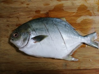 1、青蒜金昌鱼,金昌鱼刮去鱼鳞，去掉鱼肠鱼鳃，清洗干净，表面划切数刀