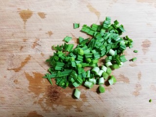 4、青蒜金昌鱼,青蒜洗净切碎