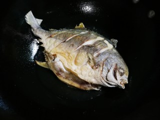 6、青蒜金昌鱼,翻面再煎金黄