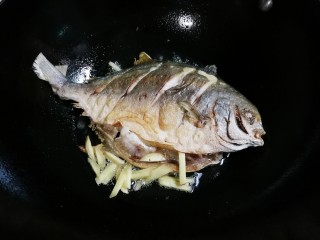 7、青蒜金昌鱼,放入姜条煎出香味