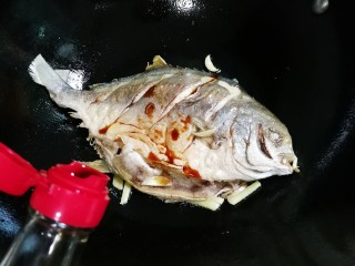 9、青蒜金昌鱼,放入两勺生抽