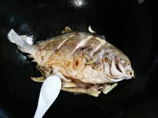 11、青蒜金昌鱼,放入一小勺糖