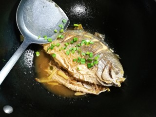 13、青蒜金昌鱼,中火烧至汤汁还剩三分之一，中途翻面，用勺子浇汤汁金昌鱼表面，撒入青蒜，青蒜经过热气一熏，味道特别好