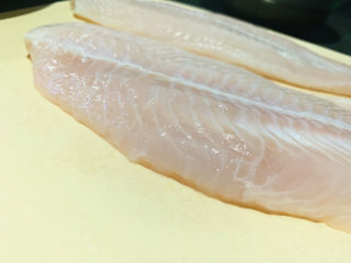 2、酸汤龙利鱼,解冻；