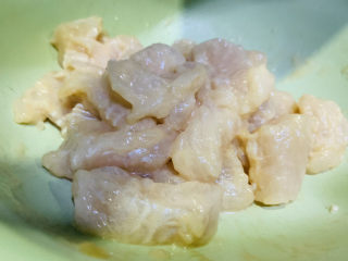 8、酸汤龙利鱼,搅拌均匀，腌制10分钟；