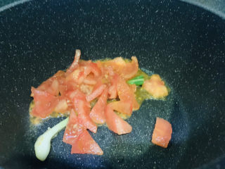 13、酸汤龙利鱼,加西红柿粒，炒出汁，加一点水，继续炒西红柿；