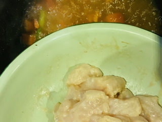 14、酸汤龙利鱼,加入清水，汤汁煮沸，加龙利鱼；