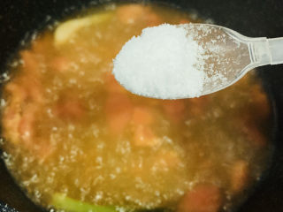 16、酸汤龙利鱼,煮沸，加盐和味精；