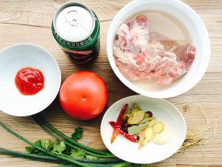 1、桂花香贴秋膘——番茄牛腩,准备好食材，牛腩买来用清水泡着，泡出血水。