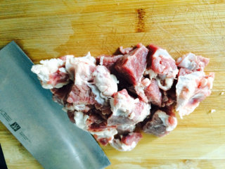 2、桂花香贴秋膘——番茄牛腩,牛腩切成小块。备用。