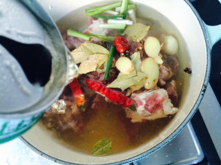 4、桂花香贴秋膘——番茄牛腩,倒半罐啤酒，开大火。