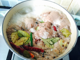 5、桂花香贴秋膘——番茄牛腩,大火烧开后，去掉浮沫。放一点点白胡椒粉。