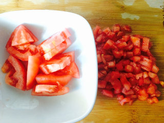 8、桂花香贴秋膘——番茄牛腩,一半切成块，一半切成小丁。备用。