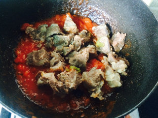 15、桂花香贴秋膘——番茄牛腩,放牛肉，继续煸炒。