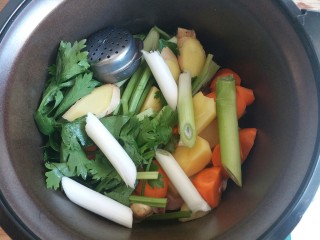 11、羊肉胡萝卜土豆滋补暖身汤,葱段、姜片放入锅胆里，再将八角等香料装入调料盒里一同放入锅胆里