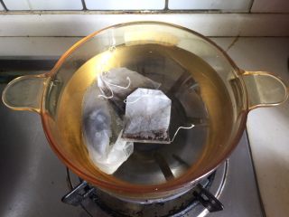 2、水果花茶,锅中倒入适量清水煮沸加入红茶包