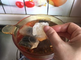 3、水果花茶,加入适量的黄冰糖