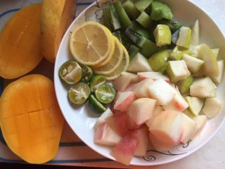 7、水果花茶,把水果处理好：猕猴桃、芒果去皮去肉切小、梨、桃子去核切小、柠檬、青金桔切开