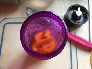 8、水果花茶,取一个芒果肉