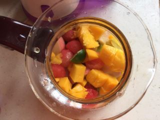 11、水果花茶,放入处理好的水果粒