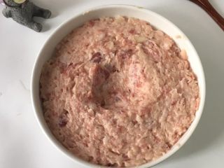 7、宝宝辅食之莲藕肉饼蒸蛋,放入盘中，轻轻推开，让肉馅布满盘底。中间挖个小坑