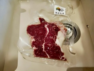 1、茄汁牛肉,嫩牛肉500克。