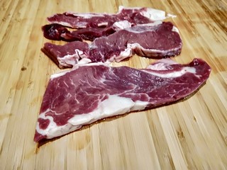 2、茄汁牛肉,清水洗干净。