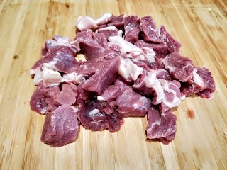 3、茄汁牛肉,切成块。