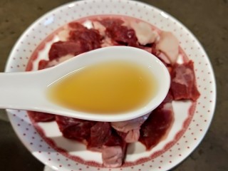 4、茄汁牛肉,放入盘中加绍酒20克。