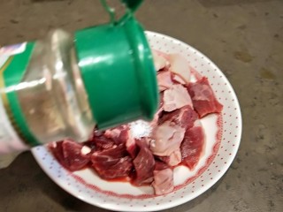 6、茄汁牛肉,胡椒粉少许。