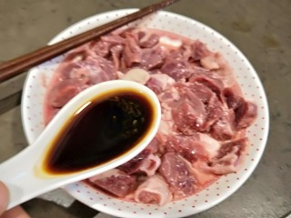 9、茄汁牛肉,酱油20克,用筷子搅拌均匀,腌制半小时。