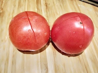 10、茄汁牛肉,番茄两个,中间划十字好包皮。