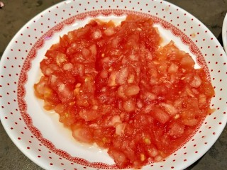 12、茄汁牛肉,番茄末装盘备用。