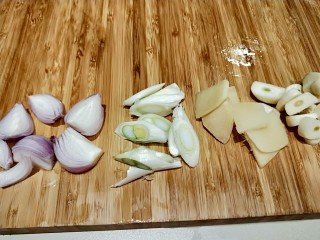 13、茄汁牛肉,葱姜蒜个切片。小洋洋切块。