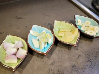 14、茄汁牛肉,调料装碟备用好