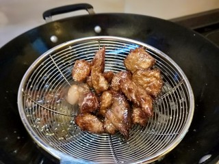 17、茄汁牛肉,捞出来控油装盘。