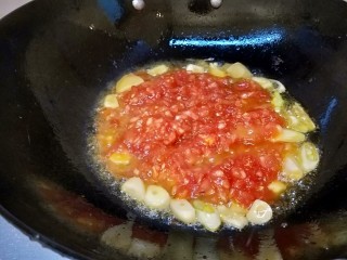 19、茄汁牛肉,炒出香味放入番茄碎炒出汁。