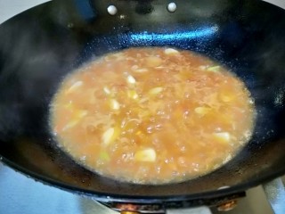 20、茄汁牛肉,放入适量开水煮10钟。