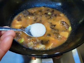 21、茄汁牛肉,倒入牛肉后加3克盐。