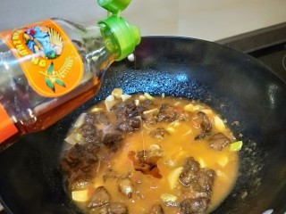 23、茄汁牛肉,最后倒入香油,翻炒均匀即可出锅。