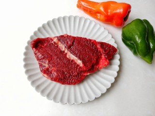 1、爆炒牛肉丝,炒牛肉可以搭配灯椒一起炒。