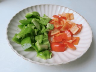 2、爆炒牛肉丝,辣椒对半切开再切成小丁。