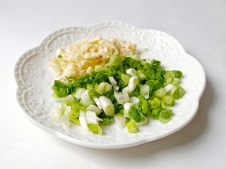 3、爆炒牛肉丝,蒜与香葱都切成末。