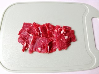 4、爆炒牛肉丝,牛肉要逆着纹理切，而且要切得越薄越好。