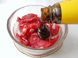 5、爆炒牛肉丝,牛肉里面放入料酒一勺，蚝油一勺，生抽2勺。