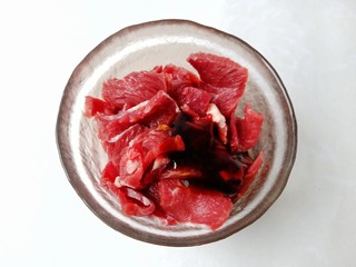 6、爆炒牛肉丝,加入红薯粉一勺。