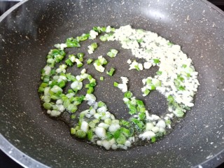 8、爆炒牛肉丝,锅里加油下葱花与蒜末炒香。