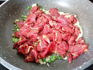 9、爆炒牛肉丝,把腌制好的牛肉放入锅里，用铲快速将牛肉炒散。